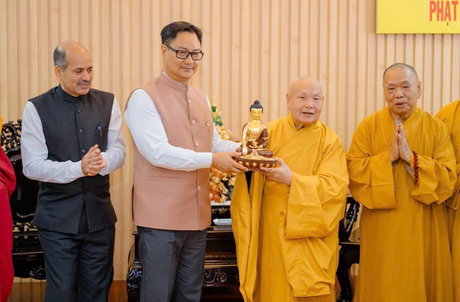 Hòa thượng Thích Thiện Nhơn trao quà lưu niệm