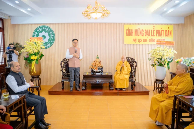 Bộ trưởng Kiren Rijiju trân trọng vấn an sức khỏe Trưởng lão Hòa thượng Thích Thiện Nhơn