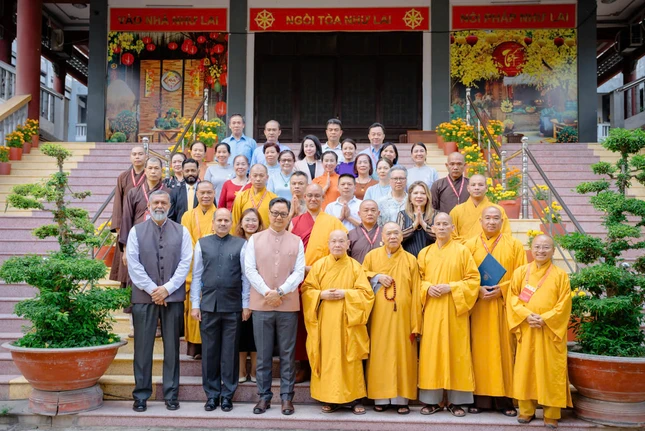 Chụp ảnh lưu niệm tại Văn phòng II T.Ư