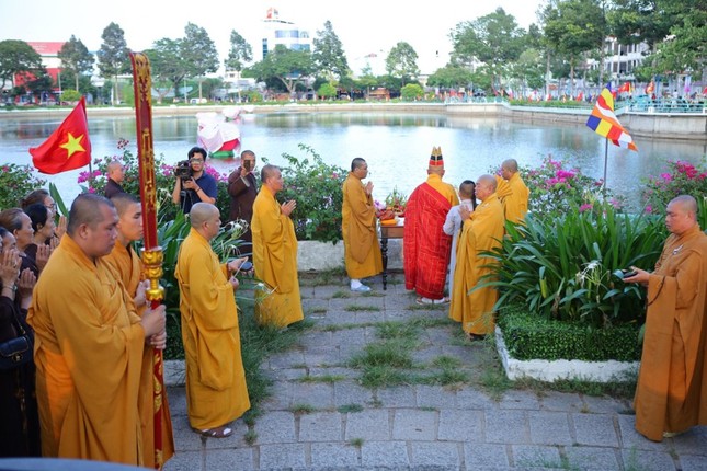 Thượng tọa Thích Thanh Mẫn cử hành Lễ hạ thủy bảy đóa sen Kính mừng Đại lễ Phật đản