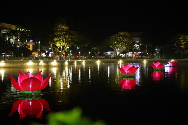 Lần đầu tiên hạ thủy bảy đóa sen Kính mừng Đại lễ Phật đản trên hồ Trúc Giang