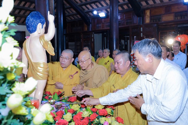 Chư tôn đức cùng đại diện chính quyền thực hiện nghi thức Tắm Phật truyền thống