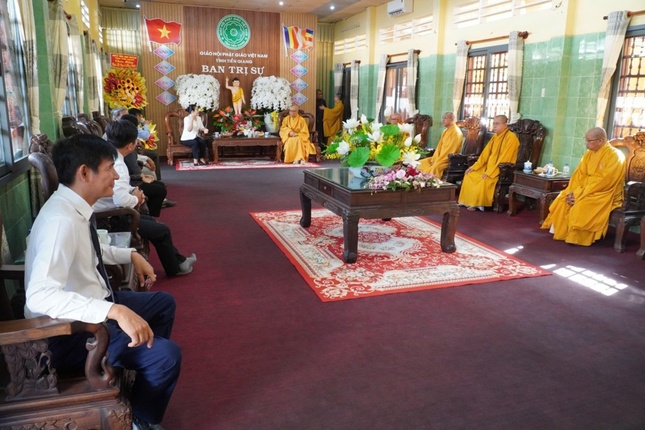 Quang cảnh buổi tiếp đón phái đoàn lãnh đạo Tỉnh ủy, HĐND, UBND, UBMTTQVN chúc mừng Phật đản