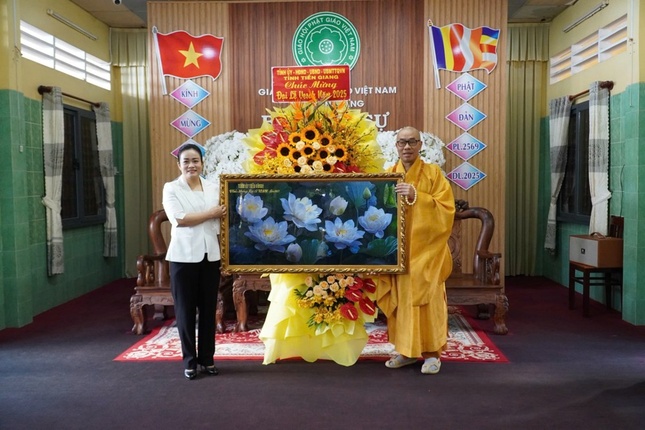 Bà Nguyễn Hải Trâm tặng tranh chúc mừng Phật đản