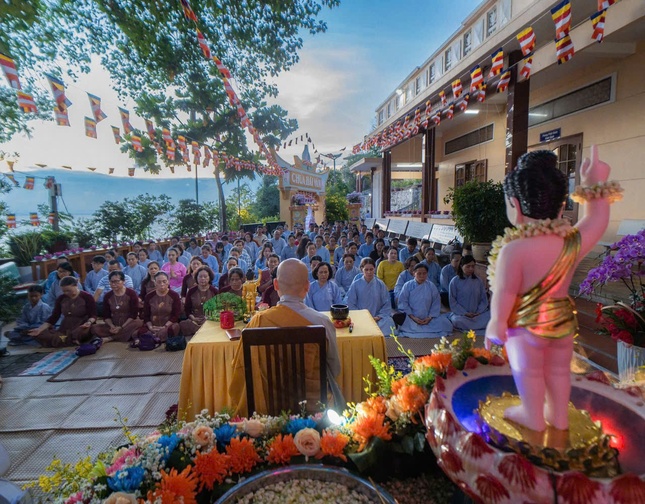 Sư cô Thích nữ Huệ Trí, chia sẻ đến đại chúng về ý nghĩa cao cả của ngày Phật đản