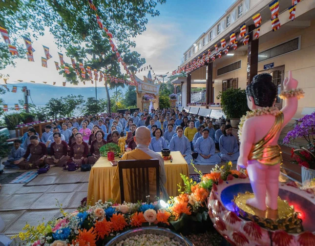 Sư cô Thích nữ Huệ Trí, chia sẻ đến đại chúng về ý nghĩa cao cả của ngày Phật đản Sư cô Thích nữ Huệ Trí, chia sẻ đến đại chúng về ý nghĩa cao cả của ngày Phật đản