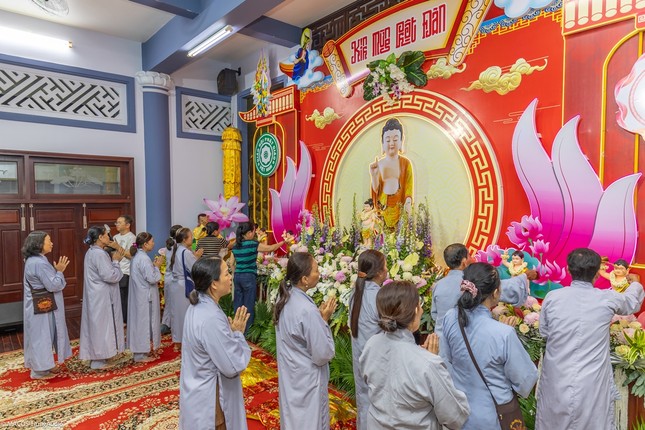 Phật tử chùa Liên Trì lần lượt Tắm Phật