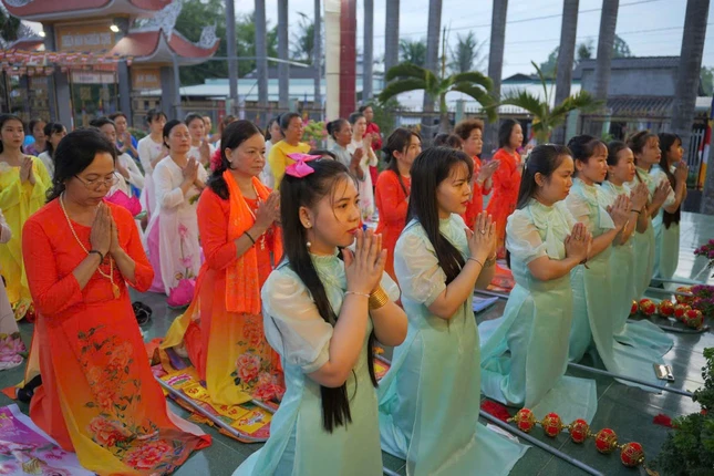 Bộ hành 5 km cung rước Đức Phật đản sinh