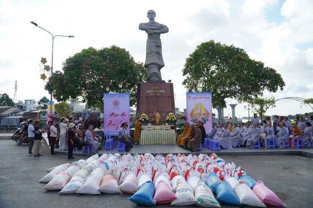 Quang cảnh buổi lễ phóng sanh