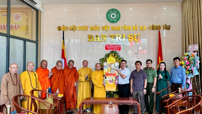 Ông Nguyễn Văn Đồng, Giám đốc Sở Dân tộc và Tôn giáo tỉnh tặng quà chúc mừng Phật đản Phật lịch 2569