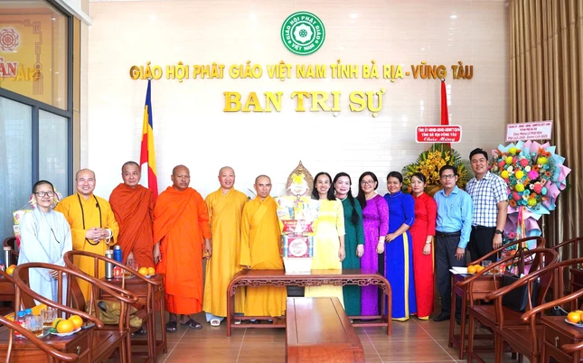 Đoàn Ủy ban MTTQVN tỉnh do bà Võ Ngọc Thanh Trúc làm trưởng đoàn đến thăm, chúc mừng Đại lễ Phật đản