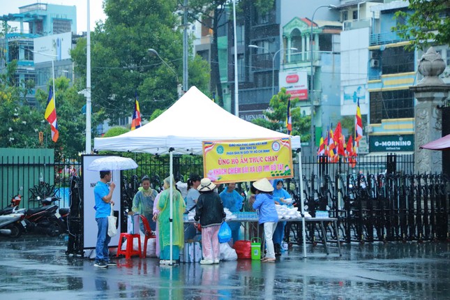 Hôm nay là ngày cuối các đoàn về chiêm bái xá-lợi Trái tim Bồ-tát Thích Quảng Đức, tại Việt Nam Quốc Tự