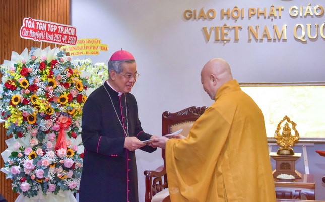 Hòa thượng Thích Lệ Trang trao tặng ấn phẩm đặc biệt Đại lễ Phật đản đến Tổng Giám mục Hòa thượng Thích Lệ Trang trao tặng ấn phẩm đặc biệt Đại lễ Phật đản đến Tổng Giám mục