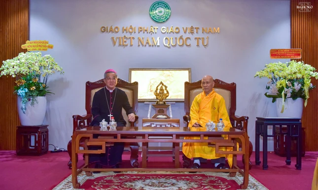 Trưởng lão Hòa thượng Thích Giác Quang tiếp thân mật ngài Tổng Giám mục Tổng giáo phận TP.HCM