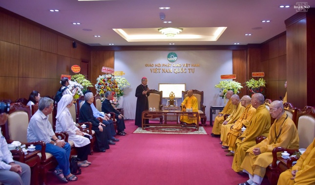 Quang cảnh buổi tiếp thân mật phái đoàn tại Việt Nam Quốc Tự Quang cảnh buổi tiếp thân mật phái đoàn tại Việt Nam Quốc Tự