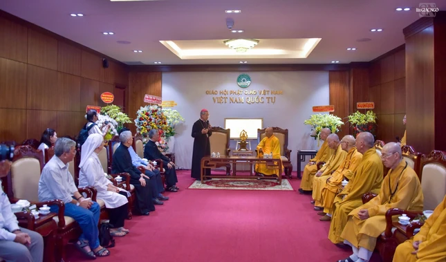 Quang cảnh buổi tiếp thân mật phái đoàn tại Việt Nam Quốc Tự
