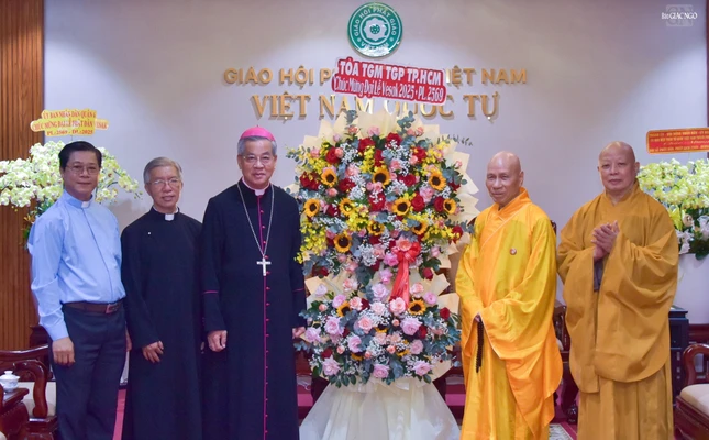 Tổng Giám mục Tổng giáo phận TP.HCM chúc mừng Đại lễ Phật đản, tại Việt Nam Quốc Tự