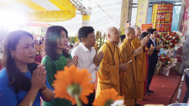 Chư tôn đức, đại biểu và toàn thể đại chúng đã niêm hương bạch Phật, đỉnh lễ Tam bảo