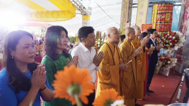 Chư tôn đức, đại biểu và toàn thể đại chúng đã niêm hương bạch Phật, đỉnh lễ Tam bảo Chư tôn đức, đại biểu và toàn thể đại chúng đã niêm hương bạch Phật, đỉnh lễ Tam bảo