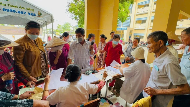 Bàn tiếp thận bệnh nhân