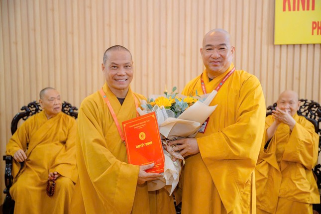 Thượng tọa Thích Phước Nguyên tặng hoa chúc mừng Thượng tọa Thích Trí Chơn