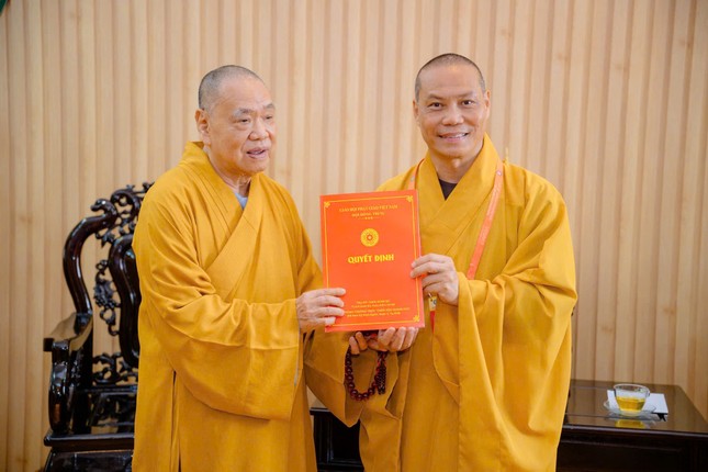 Trưởng lão Hòa thượng Thích Thiện Pháp trao quyết định bổ nhiệm Thượng tọa Thích Trí Chơn