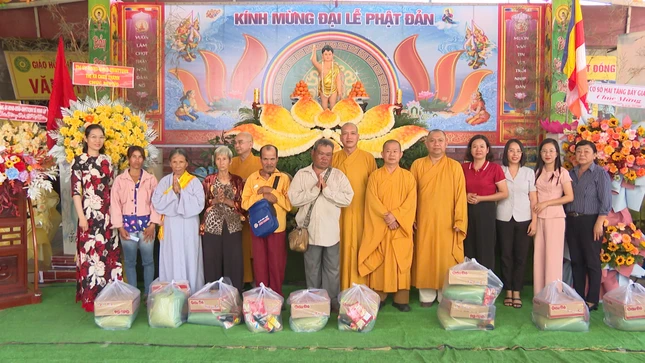 Chùa Nhuận Minh, TX.Chơn Thành tặng 100 phần quà đến người nghèo