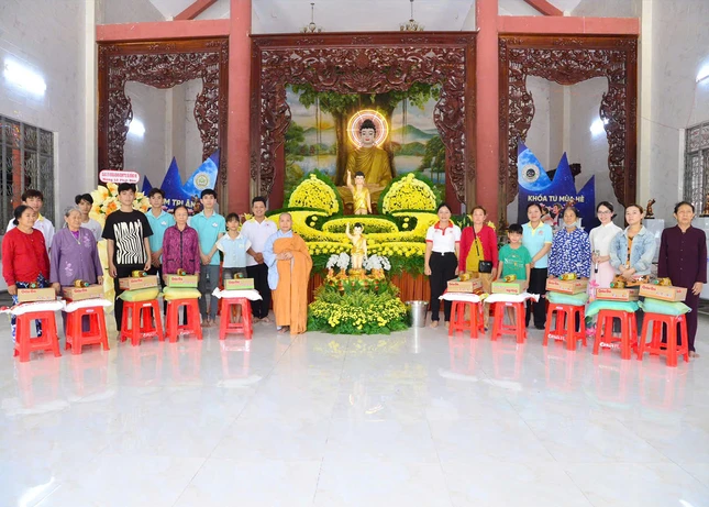 Trao 50 suất quà đến hộ nghèo