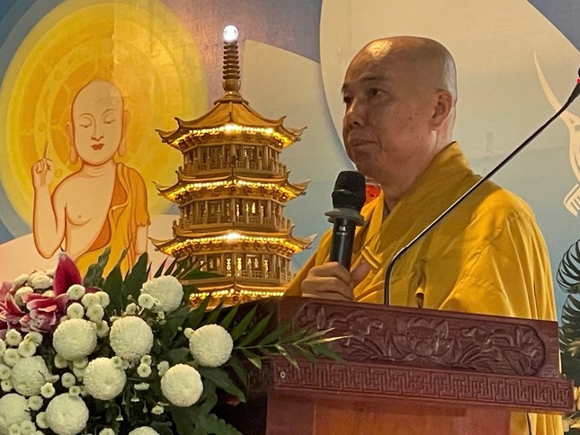 Thượng tọa Thích Giác Nghi tuyên đọc Diễn văn Phật đản của Hòa thượng Chủ tịch Hội đồng Trị sự