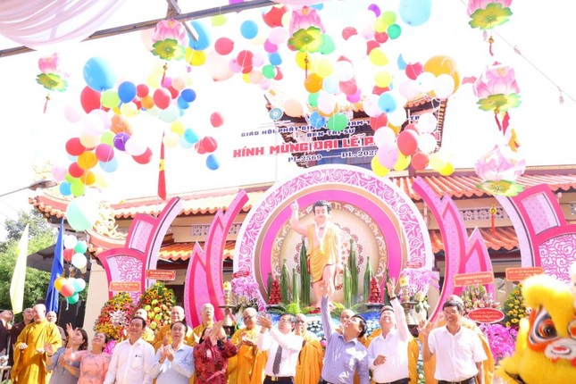 Thả bong bóng cầu nguyện hòa bình thế giới