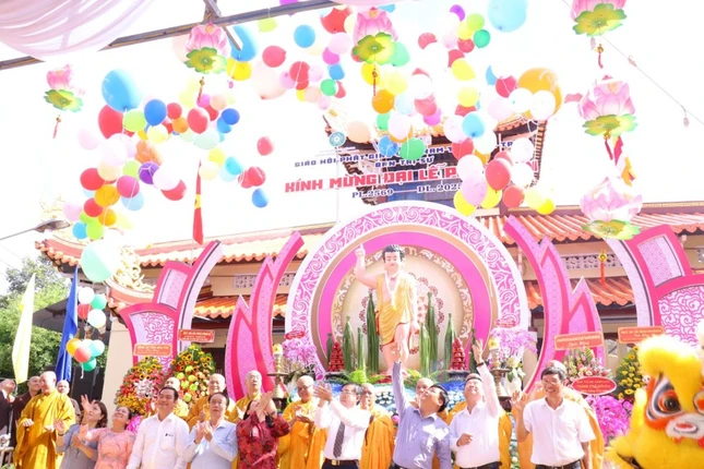 Thả bong bóng cầu nguyện hòa bình thế giới