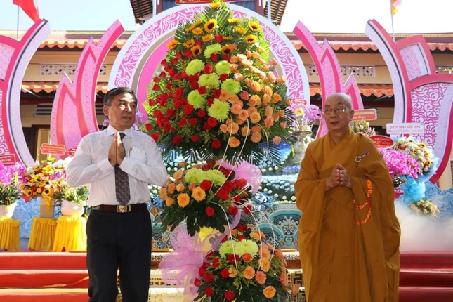 Đại diện lãnh đạo chính quyền tặng hoa chúc mừng Phật đản