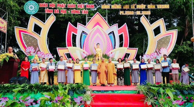 Ban Tổ chức trao giải đến các cá nhân, Phật tử