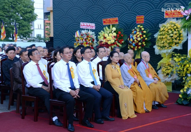 Chư vị giáo phẩm Ni và đại diện lãnh đạo các cơ quan, tôn giáo bạn tham dự