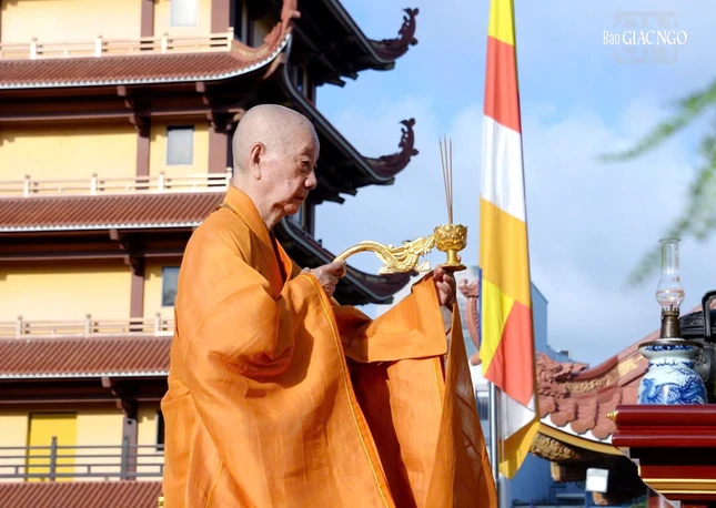 Đức Đệ tứ Pháp chủ GHPGVN trong nghi thức dâng hương cúng dường