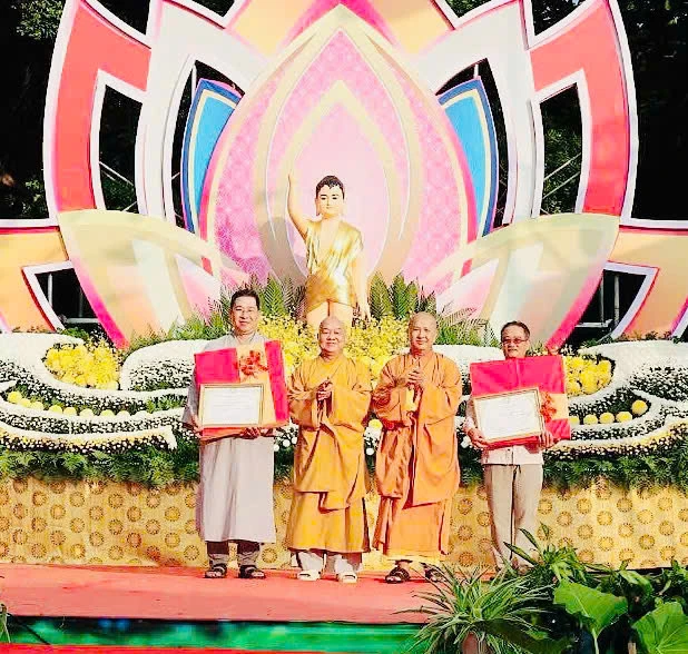 Trao giải đến 2 Phật tử đạt giải nhì