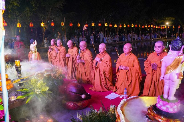 Chư Tăng niêm hương cúng dường Tam bảo