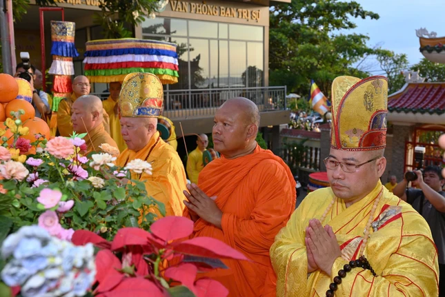 Chư tôn đức cử hành lễ cầu nguyện