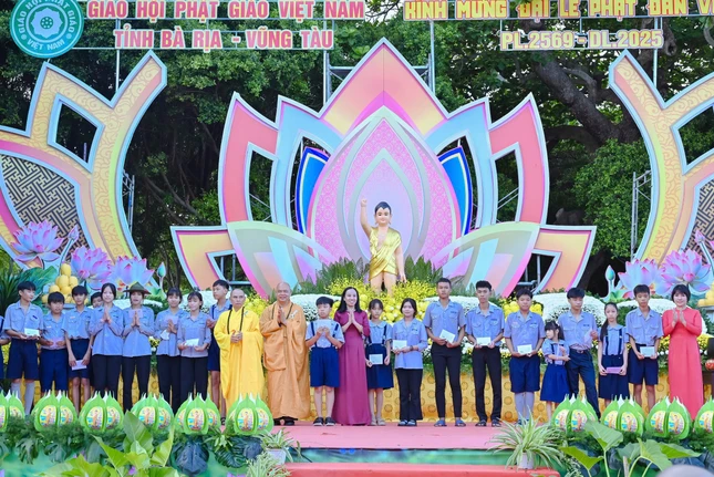 Ban Tổ chức trao học bổng đến các em Gia đình Phật tử Ban Tổ chức trao học bổng đến các em Gia đình Phật tử