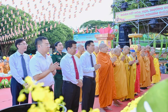 Chư tôn đức cùng đại diện lãnh đạo tỉnh đảnh lễ Tam bảo Chư tôn đức cùng đại diện lãnh đạo tỉnh đảnh lễ Tam bảo