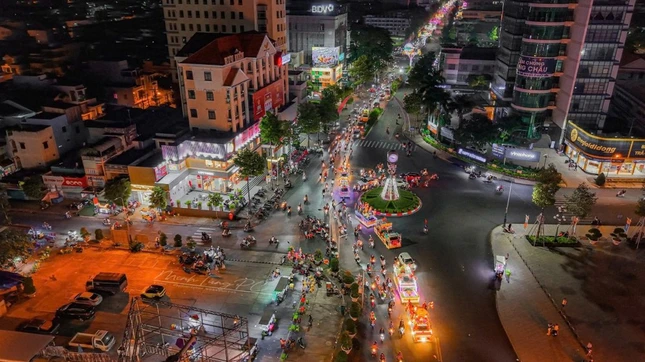 Đoàn xe hoa diễu hành quanh TP.Sóc Trăng kính mừng Đại lễ Phật đản