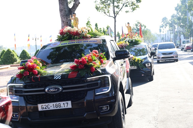 Phật giáo Long An cung rước Đức Phật đản sinh