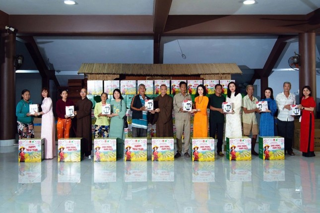 Tu viện Khánh An trao quà đến những gia đình khó khăn nhân mùa Phật đản