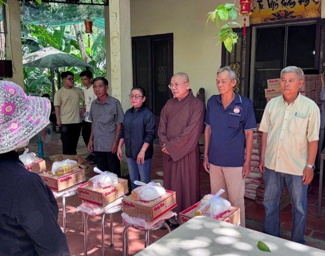 Đại diện tu viện Khánh An tại H.Củ Chi trao quà đến bà con