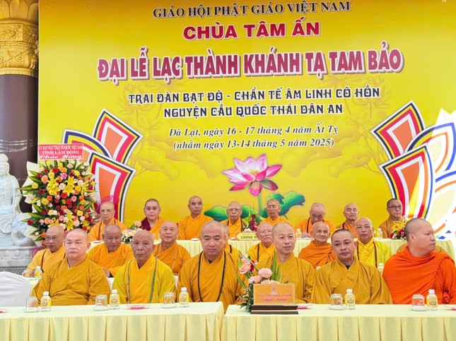 Chư tôn đức chứng minh, tham dự lễ lạc thành Chư tôn đức chứng minh, tham dự lễ lạc thành