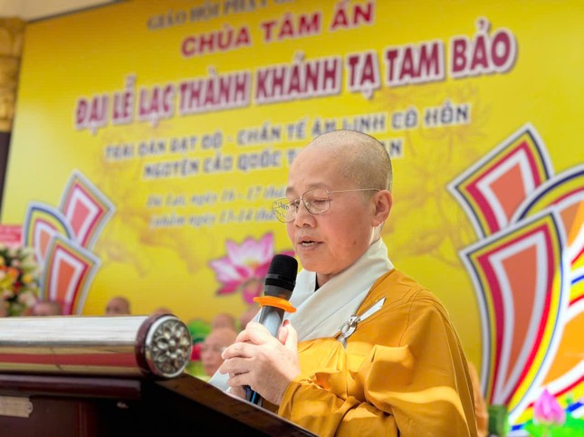 Ni sư Thích Nữ Hạnh Nhẫn báo cáo quá trình xây dựng ngôi Tam bảo chùa Tâm Ấn Ni sư Thích Nữ Hạnh Nhẫn báo cáo quá trình xây dựng ngôi Tam bảo chùa Tâm Ấn