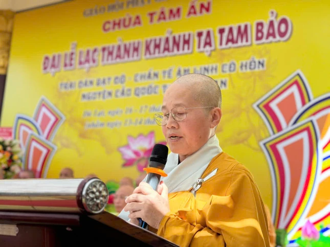 Ni sư Thích Nữ Hạnh Nhẫn báo cáo quá trình xây dựng ngôi Tam bảo chùa Tâm Ấn