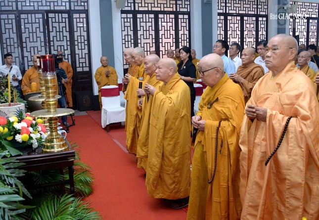 Chư vị giáo phẩm Hội đồng Chứng minh, Hội đồng Trị sự, đại diện các cơ quan dâng hương tưởng niệm trước hương án Bồ-tát Thích Quảng Đức