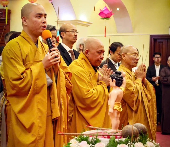 Chư tôn đức niêm hương cúng dường Tam bảo Chư tôn đức niêm hương cúng dường Tam bảo