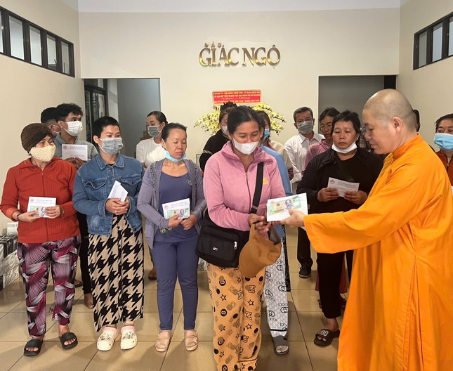 Ni sư Thích nữ Thông Liên trao tiền đến bệnh nhân nghèo